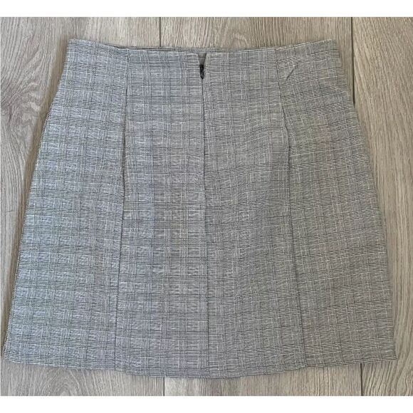 Plaid black & white mini skirt Forever 21 Slit in front corner size small - Picture 2 of 6